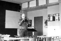 Zivilverteidigung an der POS: Lehrer mit Gasmaske