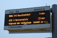 Anzeige der BVG an einer Berliner Bushaltestelle