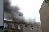 Brand eines Wohnhauses in Berlin-Neukölln, Löscharbeiten der Berliner Feuerwehr