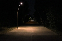 Einsamer Weg bei Nacht im Park am Gleisdreieck
