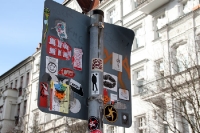 Für Berliner Kieze typische Aufkleber an einem Schild