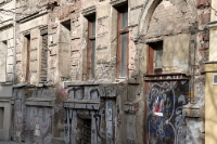 Der Charme des Maroden: Alte Hausfassade in Berlin-Mitte