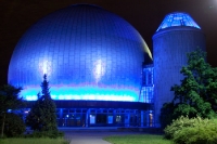 blau beleuchtetes Planetarium an der Prenzlauer Allee in Berlin