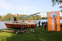 Piratenpartei mit einem Boot im Treptower Park in Berlin