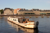 verlassenes Passagierschiff auf der Spree in Berlin