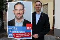 SPD-Kandidat Joschka Langenbrinck (Wahlkreis Britz / Köllnische Heide) vor seinem Wahlplakat