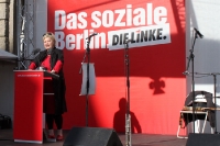 Gesine Lötzsch, Parteivorsitzende der Partei Die Linke beim Wahlkampf in Berlin-Neukölln