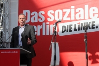 Berlins Wirtschaftssenator Harald Wolf von der Partei Die Linke beim Wahlkampf in Neukölln