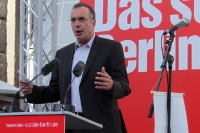 Berlins Wirtschaftssenator Harald Wolf von der Partei Die Linke beim Wahlkampf in Neukölln