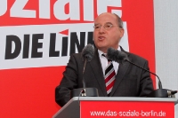 Fraktionsvorsitzender Gregor Gysi der Partei Die Linke beim Wahlkampf in Berlin-Neukölln