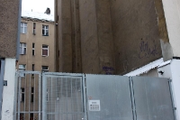 Krasser Eingang vor einem Wohnhaus in Berlin-Neukölln