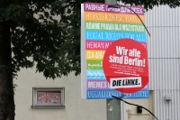 Wahlplakat der Partei Die Linke in einem Neubaugebiet von Berlin-Neukölln