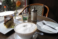 Milchkaffee und Kuchen in einem Berliner Café