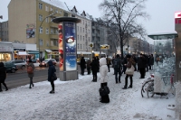 verschneite Bushaltestelle in Berlin Neukölln