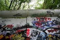 Graffiti an Mauersegmenten der ehemaligen Betonsperrmauer