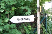 Grenzweg, alter Wegweiser am Berliner Mauerradweg