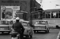Straßenverkehr in Ostberlin, Anfang der 70er Jahre, Straßenbahn, Autos und Mopeds