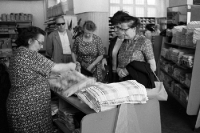 Textilabteilung in einem HO-Kaufhaus in der DDR, 50er Jahre