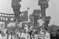 Junge Pioniere und Thälmannpioniere bei einem Aufmarsch, DDR in den 50er Jahren
