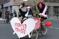 das Mama-Mobil auf der Anti-Papst-Demo in Berlin