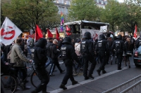 Polizei und linke autonome Gruppierungen auf der Demo gegen den Papst-Besuch in Berlin, 22.09.2011