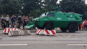 Räumfahrzeug der Polizei in Hamburg
