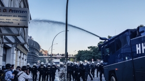 Wasserwerfer der Polizei im Einsatz
