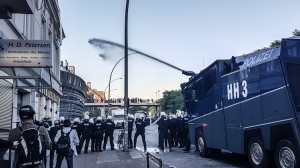 Wasserwerfer der Polizei im Einsatz