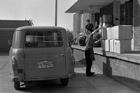 ein Barkas wird be- und entladen, DDR, 60er Jahre