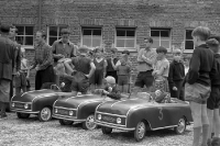 Kinder in kleinen Fahrzeugen des Typs Mafa Pionier, DDR 50er Jahre