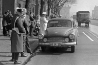 alter Wartburg und Volkspolizisten in Ostberlin, Ende 60er Jahre
