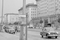 alter Wartburg auf der Karl-Marx-Allee in Ostberlin, DDR Ende 50er Jahre