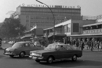 Fahrzeuge vor dem Café Kranzler auf dem Ku´damm in Westberlin, 1960er Jahre