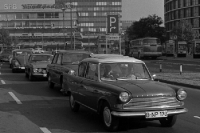 Autos vor dem Europacenter an der Gedächtniskirche in Westberlin, 1960er Jahre