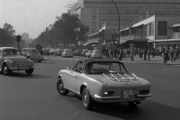 Sportwagen und mehrere VW Käfer auf dem Ku´damm vor dem Café Kranzler in Westberlin, 1960er Jahre
