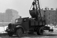 Baggerkran und LKW in Ostberlin, DDR, Anfang der 50er Jahre