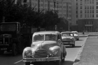 historische Kraftfahrzeuge / Autos in Ostberlin auf der Stalinallee, DDR Anfang 60er Jahre