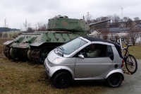 ein Smart neben einem alten sowjetischen Panzer