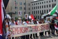 syrische Bürger demonstrieren in Berlin für ein freies Syrien