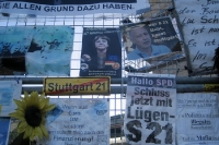 Zeichen des Protests der Stuttgart 21 Gegner am Bauzaun des Stuttgarter Hauptbahnhofs, Oktober 2011