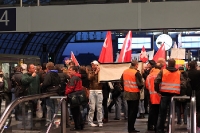 Warten auf den Sonderzug der Stuttgart-21-Gegner am Berliner Hauptbahnhof