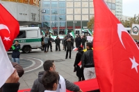 Gegner und Befürworter von Baschar al-Assad auf einer Kundgebung