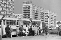 Bushaltestelle an der Karl-Marx-Allee in Ostberlin, 1970