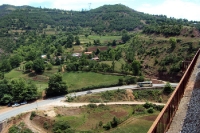 Blick auf ein Flusstal in Albanien auf der Fahrt von Tirana zum Ohridsee
