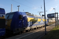 Ein Zug des Interconnex am Bahnhof Warnemünde