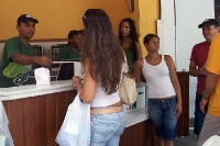 Frauen an einem Pão de queijo-Stand in Rio de Janeiro