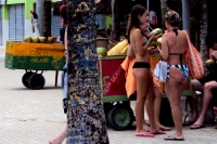 Brasilianische Frauen in Porto de Galinhas bei Recife, Brasilien