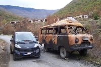 durch eine Explosion zerstörtes Fahrzeug am Straßenrand im bulgarischen Slavjanka-Gebirge