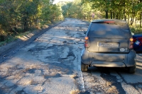 üble Straßenverhältnisse, Schlaglöcher und aufgerissener Asphalt in der bulgarischen Provinz