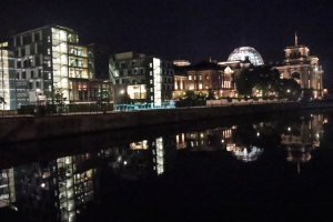 Reichstag und Spree bei Nacht